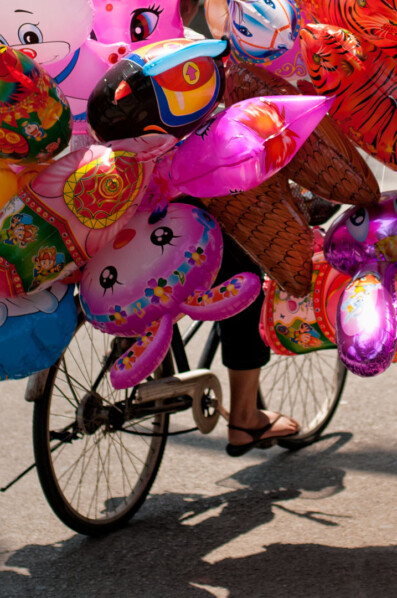 A bicycles transports balloons in China