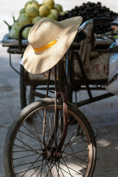 A hat sits on cargobike handlebars