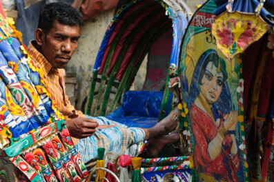 bangladesh-rickshaw-chauffeur-sitting-portrrait